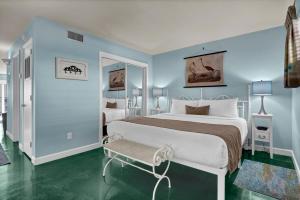 En eller flere senge i et værelse på Summer Sands - 406 by Sea Scape Properties + 10 billeder