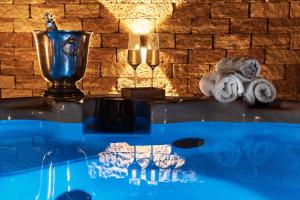 een badkamer met een bad met handdoeken en een kaars bij Ferienhaus Lilace in Böttingen