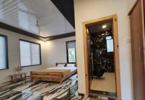 En eller flere senge i et værelse på Lake Side Mantra