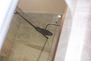 een douche met een zwarte douchekop in de badkamer bij Leeds City Centre Luxe Flats 8 mins to Station! in Central Station