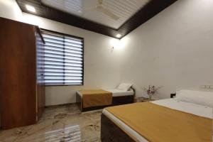 En eller flere senge i et værelse på Lake Side Mantra + 8 billeder