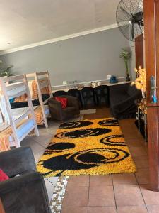 un soggiorno con un tappeto a forma di serpente sul pavimento di Alena's Cozy bunk beds a Durban