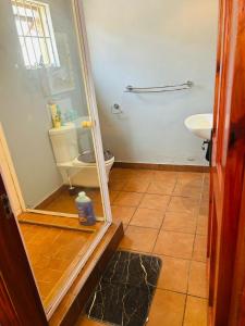 un bagno con doccia e WC di Alena's Cozy bunk beds a Durban