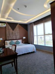 una camera d'albergo con un letto e una scrivania di Dar Alfakhama ad Al-Bāha Altre 30 foto