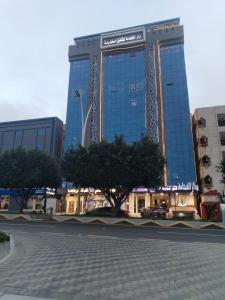 un grande edificio con un albero di fronte di Dar Alfakhama ad Al-Bāha