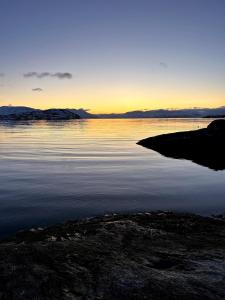 vista di un grande bacino d'acqua al tramonto di Mikkelsby house by Altafjord ad Alta Altre 52 foto
