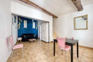 sala de estar con mesa y sillas rosas en Les Terrasses de Choubaka, en Alignan-du-Vent 25 fotos más