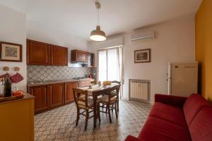 een keuken met een tafel en stoelen en een bank bij Apartment Sun&Moon in Venice in Mestre