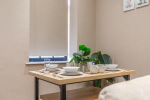 een tafel met bekers en schotels erop bij Leeds City Centre Luxe Flats 8 mins to Station! in Central Station +73 foto's