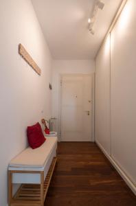 een witte kamer met een bank en een deur bij Apartment Sun&Moon in Venice in Mestre +2 foto's