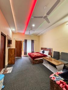 Galeriebild der Unterkunft Raj Hotel and Restaurant in Bhadarwāh