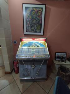 Ein Flipperautomat in einem Raum mit einem Gemälde an der Wand in der Unterkunft Kikka B&B in Tarxien