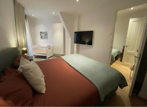 En eller flere senge i et værelse på Luxury Prinsengracht Canal House Jordan Area