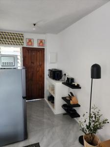una cocina con nevera y microondas en Lanina Harare Avenues Apartment, en Harare