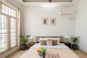 En eller flere senge i et værelse på Rahat by The StayCationer