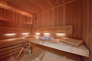eine Sauna mit 2 Betten in einem Holzzimmer in der Unterkunft Ferienwohnung Luxus Apartment MeerFreude Sellin in Ostseebad Sellin + 22 Fotos