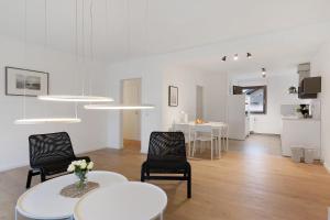 ein Wohnzimmer mit zwei Stühlen und einem Tisch in der Unterkunft Mergl's in Bad Schonborn