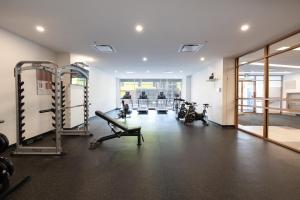 Fitnesscentret og/eller fitnessfaciliteterne på Buchanan 605 - Midtown Luxe Loft and gym