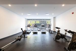 Fitnesscentret og/eller fitnessfaciliteterne på Buchanan 605 - Midtown Luxe Loft and gym + 8 billeder