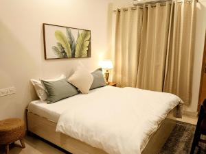 En eller flere senge i et værelse på Pennylane Hotel - Aesthetic Rooms with Netflix, garden, pottery studio, artshala near laxman jhula and ganga river + 33 billeder