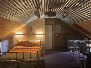 ein Schlafzimmer mit einem Bett in einem Zimmer in der Unterkunft The Loft in Lurgan