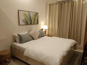 En eller flere senge i et værelse på Pennylane Hotel - Aesthetic Rooms with Netflix, garden, pottery studio, artshala near laxman jhula and ganga river