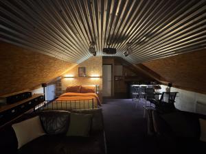 Großes Zimmer mit einem Bett und einem Sofa in der Unterkunft The Loft in Lurgan