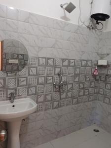 Et badeværelse på Pennylane Hotel - Aesthetic Rooms with Netflix, garden, pottery studio, artshala near laxman jhula and ganga river