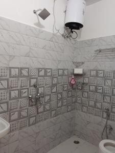 Et badeværelse på Pennylane Hotel - Aesthetic Rooms with Netflix, garden, pottery studio, artshala near laxman jhula and ganga river