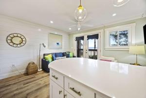een keuken met een wit aanrecht en een woonkamer bij Oceanfront Sunrises on Mitchelville Beach in Hilton Head Island