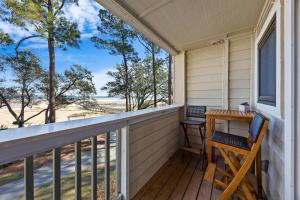 een balkon met een tafel en een stoel erop bij Oceanfront Sunrises on Mitchelville Beach in Hilton Head Island