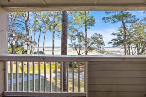 een balkon met uitzicht op het strand bij Oceanfront Sunrises on Mitchelville Beach in Hilton Head Island +51 foto's