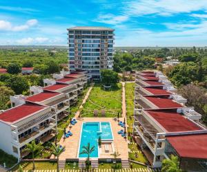 eine Luftansicht eines Gebäudes mit Pool in der Unterkunft Blue Ocean Resort & Residences in Zanzibar City
