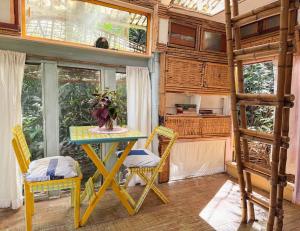 a room with a table and chairs in a house at Cabana Floresta Amada in Ouro Preto