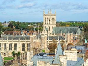 eine Luftansicht eines Gebäudes mit einem Uhrturm in der Unterkunft Rookery Cottage in Little Staughton