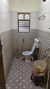 ein Badezimmer mit Toilette und Waschbecken in der Unterkunft SRI SANKARA VILLAS -- Aditya Heritage in Kumbakonam