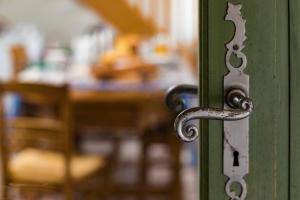 Soulosse-sous-Saint-ÉlopheにあるDessine moi un mouton, chambre d'hôte à Soulosseの鎧戸 +8枚の写真