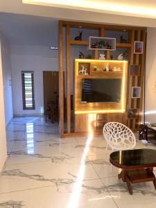 Et tv og/eller underholdning på The white luxury Homestay