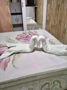 zwei Schwäne aus Handtüchern auf einem Bett in der Unterkunft Casa da Dil in Matta de São João