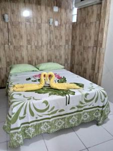 ein Bett mit zwei Schwänen darauf in der Unterkunft Casa da Dil in Matta de São João
