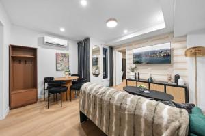 Posezení v ubytování Casa Hotels McCaul- Modern DT Suite w Workspace + 15 fotografií