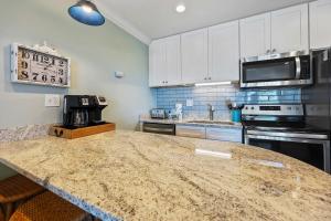 een keuken met een groot marmeren aanrecht bij Unspoiled Beachfront Villa Sunrises from Balcony in Hilton Head Island +52 foto's