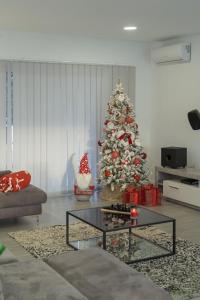 TV a/nebo společenská místnost v ubytování Chill House, luxury villa with jacuzzi and private swimming pool