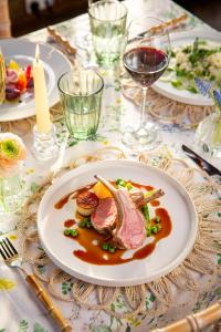 Jídlo v hotelu nebo okolí