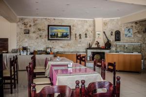 Reštaurácia alebo iné gastronomické zariadenie v ubytovaní Hotel Ilios
