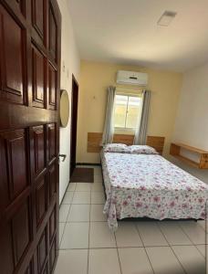 En eller flere senge i et værelse på Apartamento Amarelinho - Canoa Quebrada