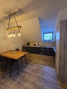 弗拉塔赫Ferienwohnung Springer的一间厨房,内设一张木桌 更多10张照片