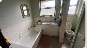 une salle de bain avec une baignoire, un lavabo et des toilettes dans l'établissement Toms holidayInn, à Cheruvalli