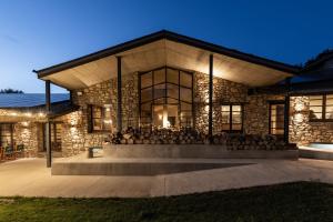 CaixánsBasecamps Cerdanya的一座大型石砌建筑，前面有一个舞台。