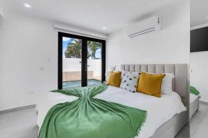 Postel nebo postele na pokoji v ubytování AQUA Casa A1 - Private & FUN 3 BR House with Pool in Dorado del Mar